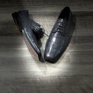 Men grey leather gator print shoes